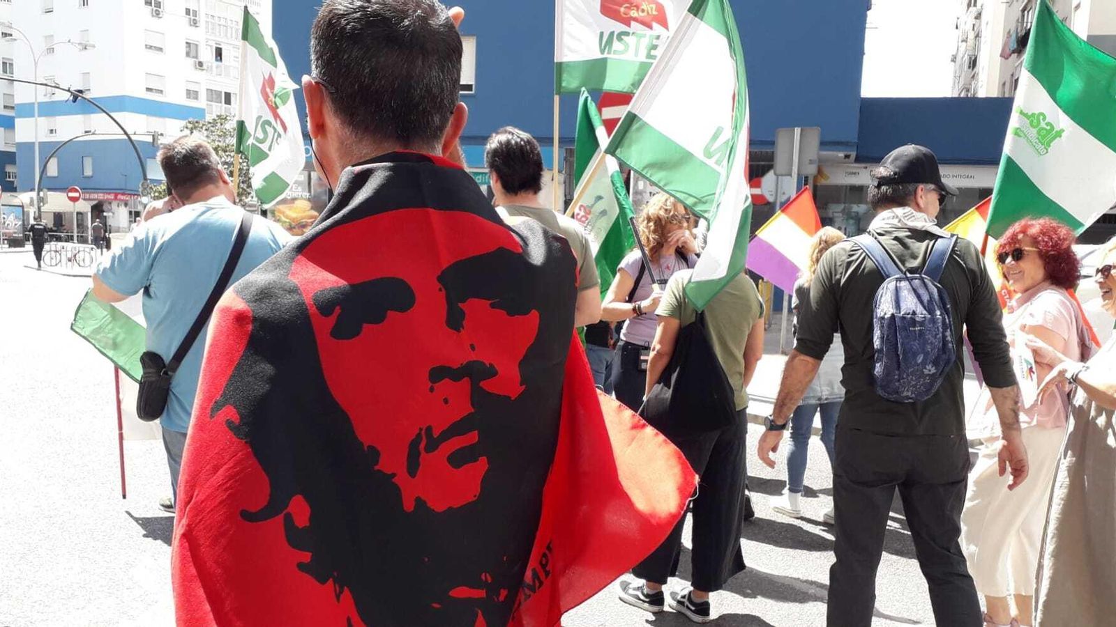 Otro momento de la marcha de la manifestación por las barriadas. Otro momento de la marcha de la manifestación por las barriadas.