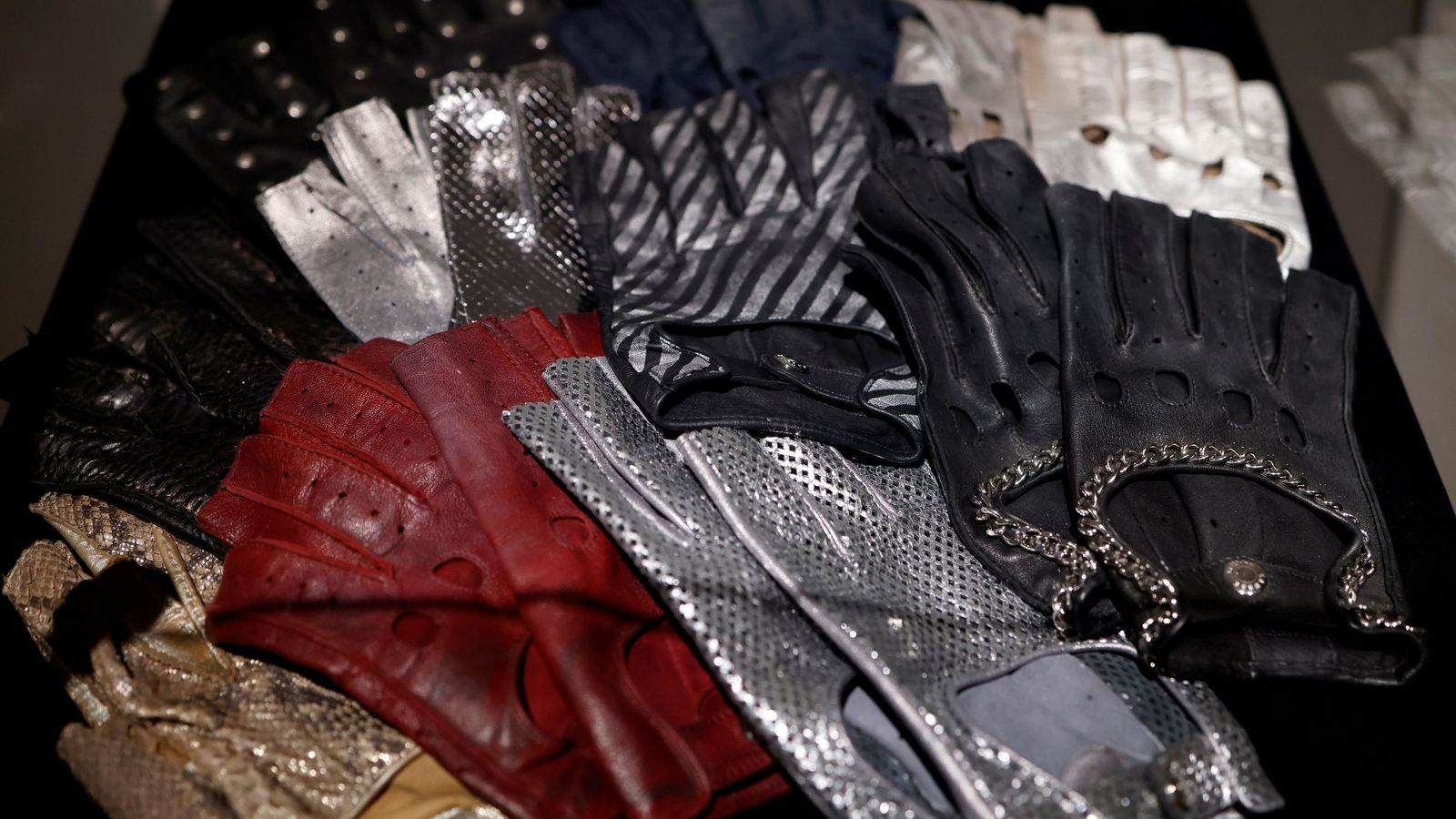 Algunos de los guantes que usaba el diseñador