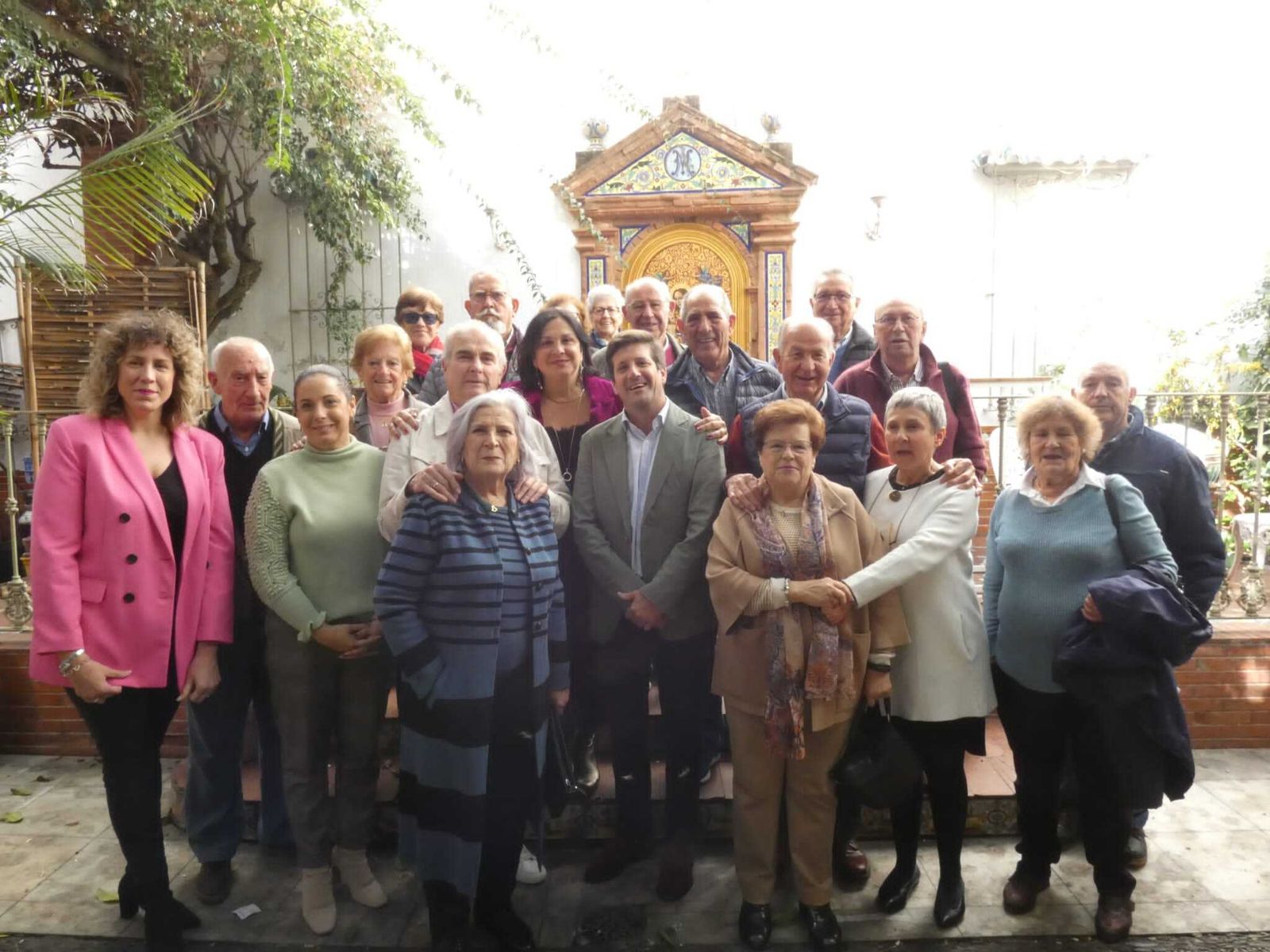 Guillermo García de Longoria, junto a colectivos de mayores.