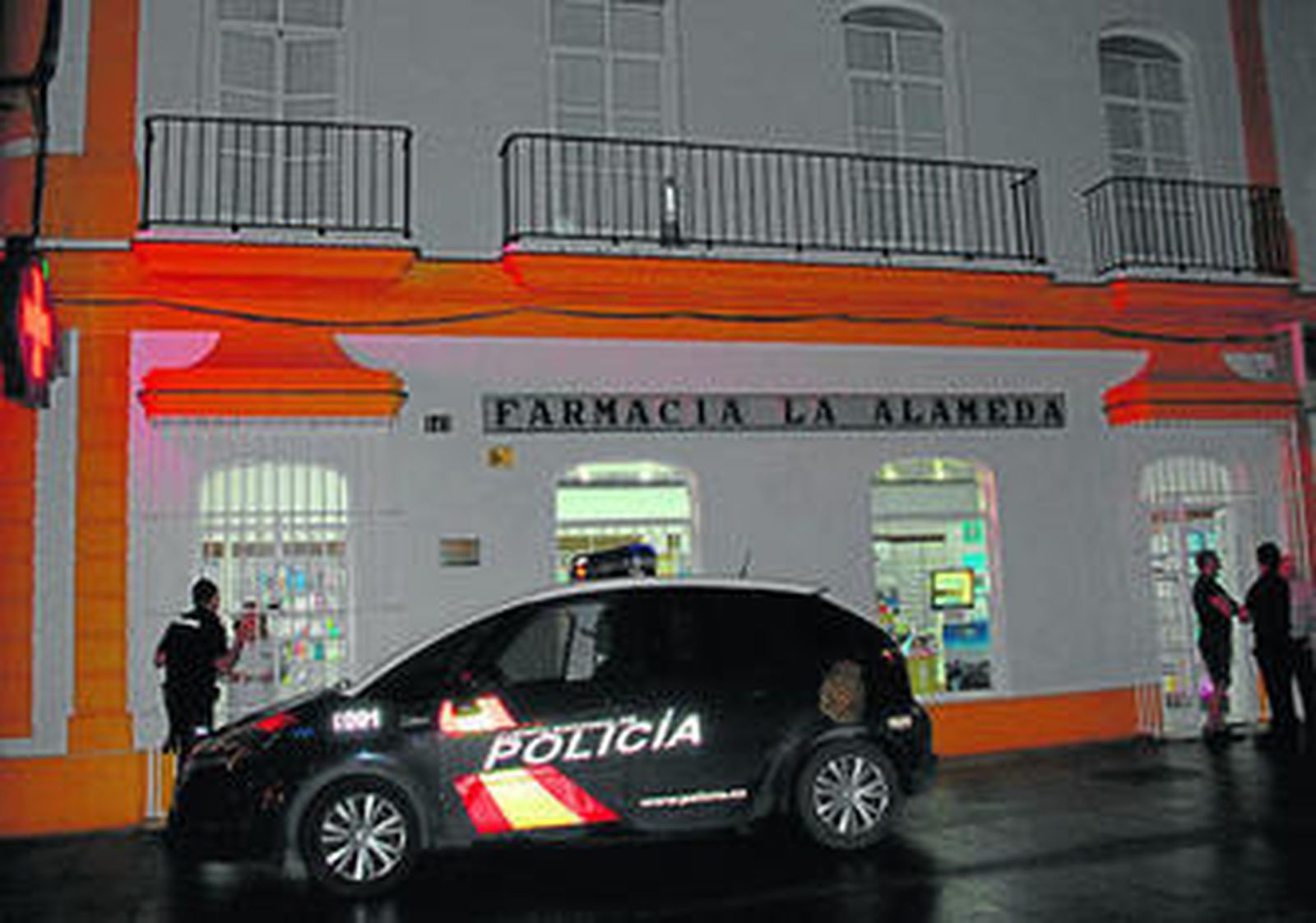 La Policía, delante de la farmacia de La Alameda, minutos después de ser atracada.