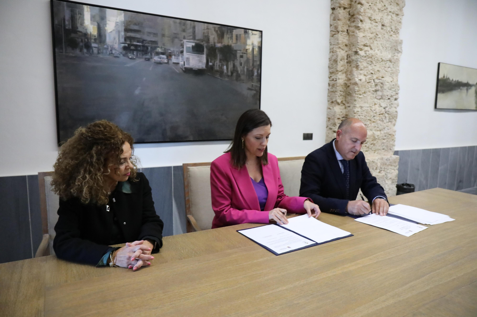 Firma del convenio entre el Ayuntamiento y el Consejo de Hermandades de San Fernando. Firma del convenio entre el Ayuntamiento y el Consejo de Hermandades de San Fernando.