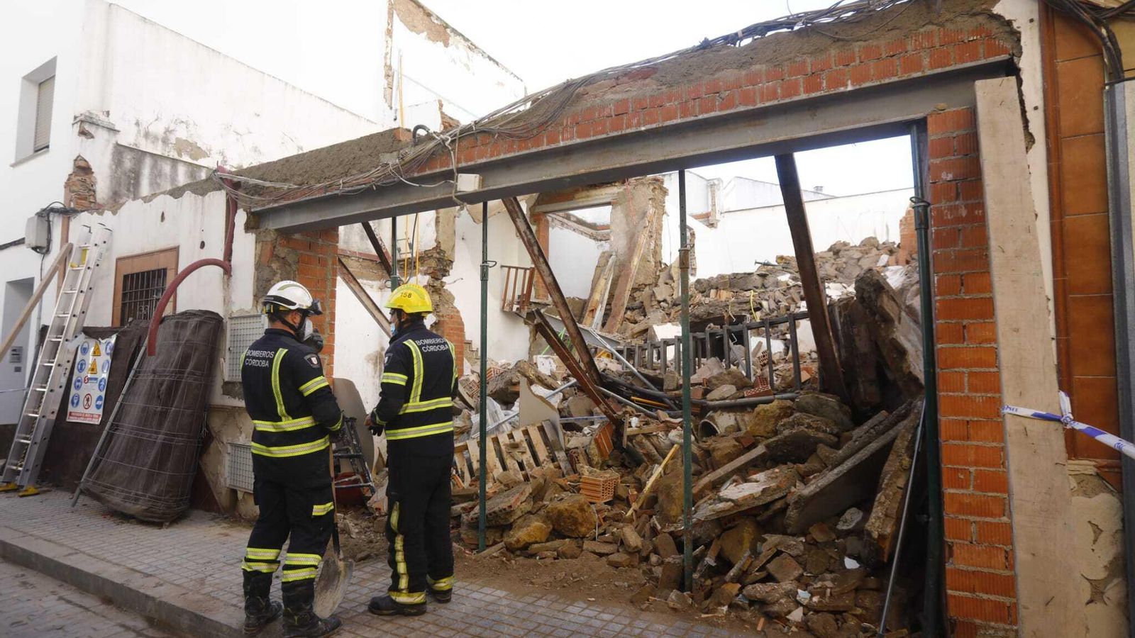 Los bomberos de Córdoba actúan en el derrumbe.