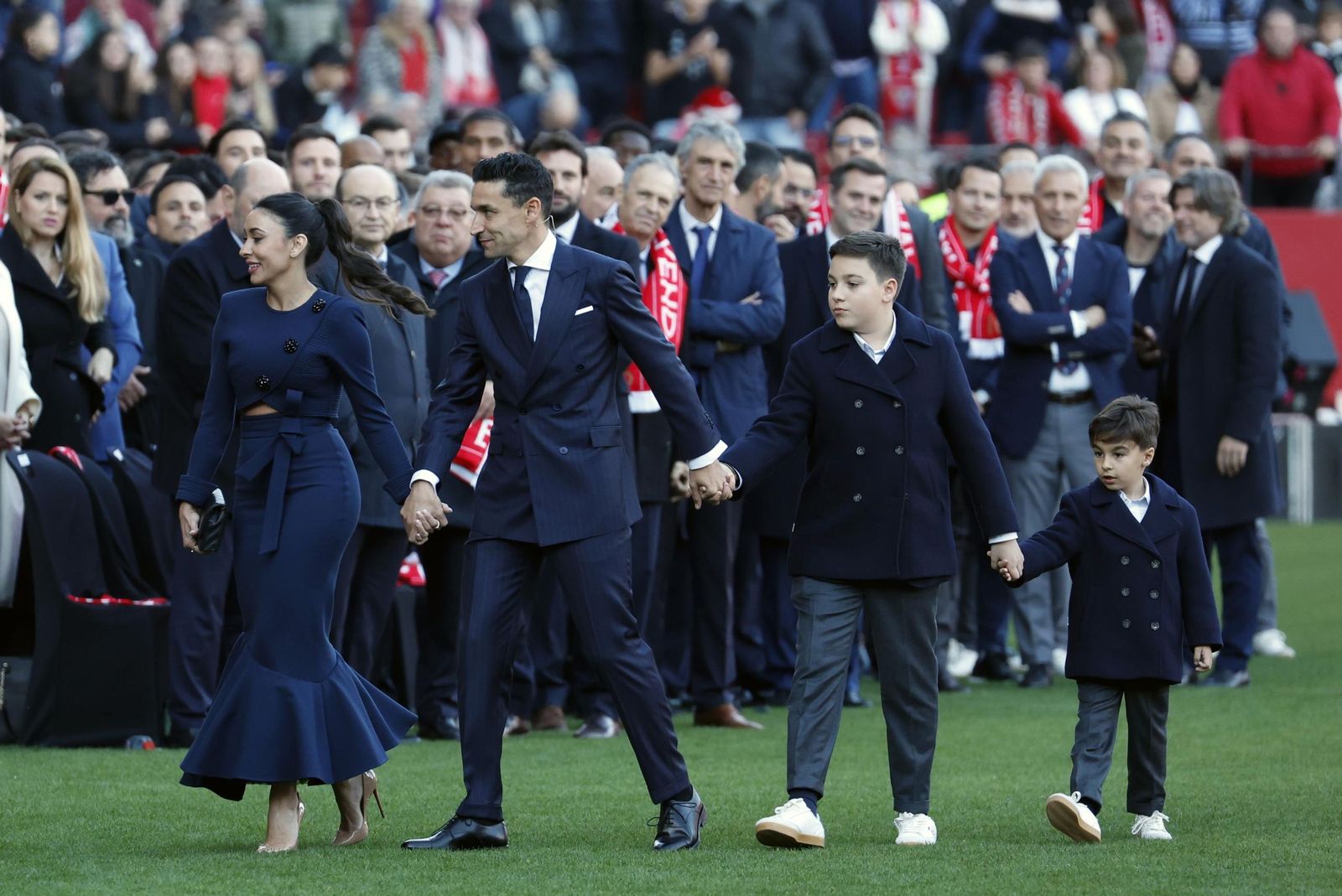 Jesús Navas, junto a su esposa, Alejandra, y sus hijos Jesús y Romeo.