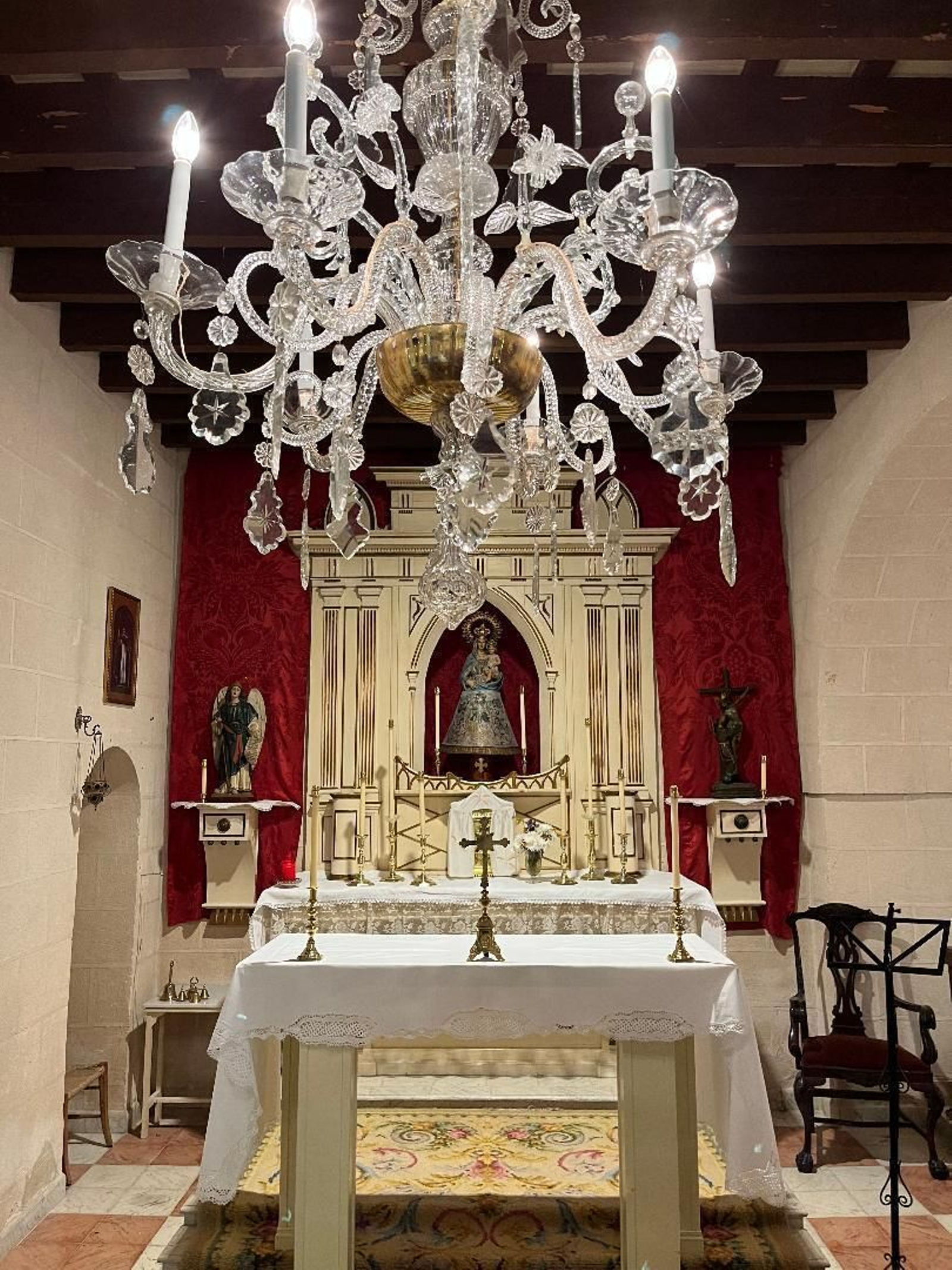 Capilla. La preside la Virgen del Pilar y en su parte central cuelga una gran lámpara de cristal de La Granja.