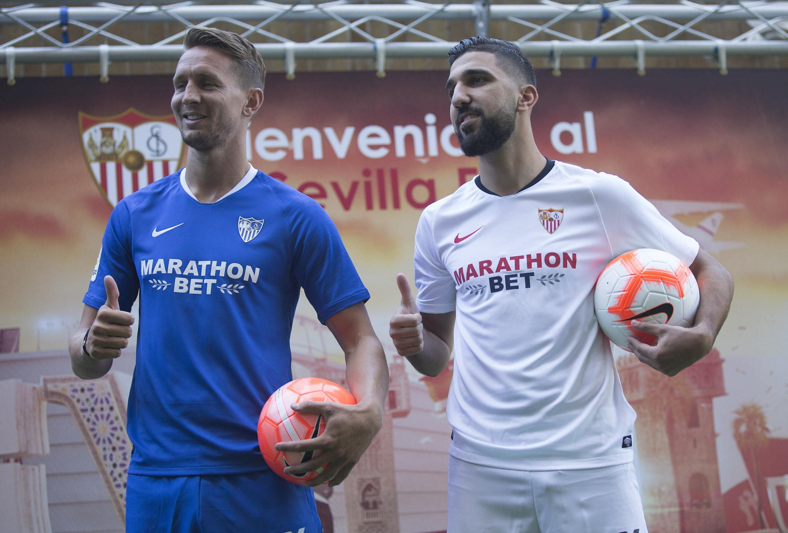 Dabbur, junto a De Jong el día que fue presentado oficialmente.