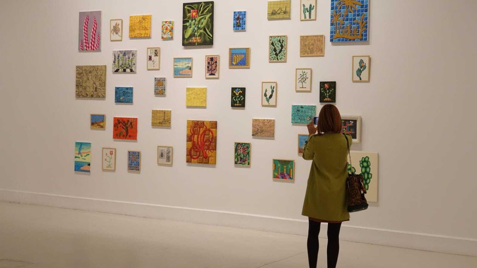 Además de grandes lienzos, también se exponen dibujos y obra pequeña.
