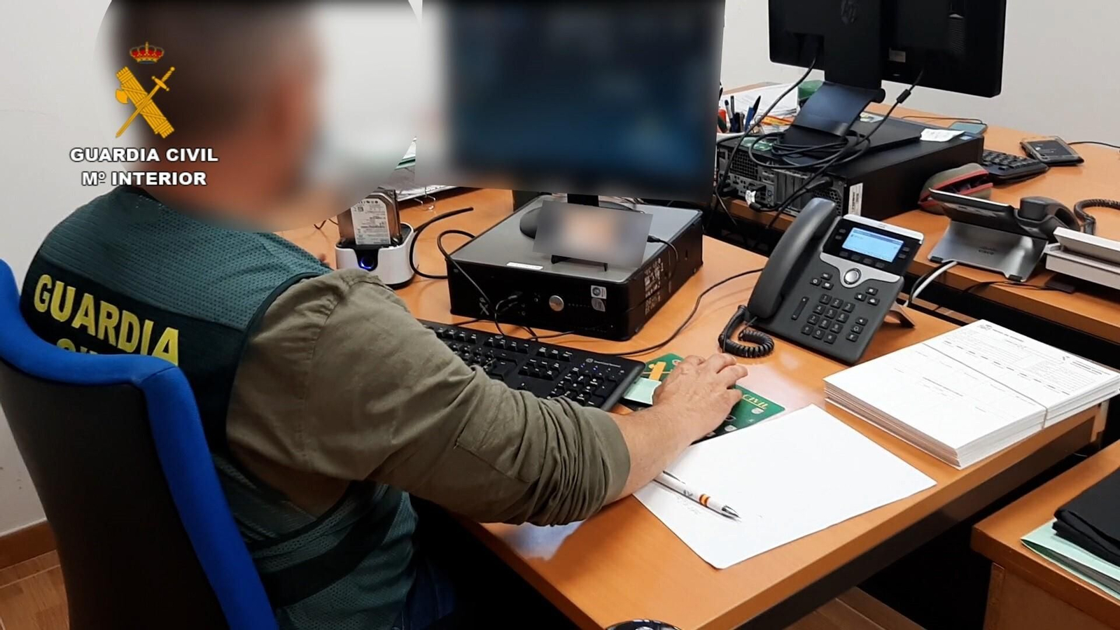 Un agente de la Guardia Civil que investiga el caso. Un agente de la Guardia Civil que investiga el caso.