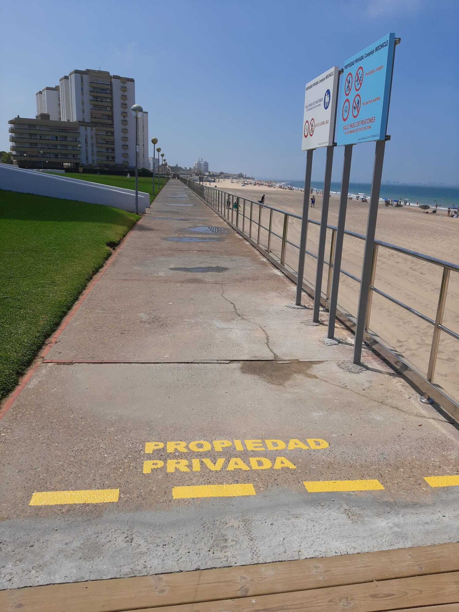 El cartel pintado en el suelo interrumpe la continuidad del paseo creando incertidumbre sobre el derecho de paso de los usuarios.