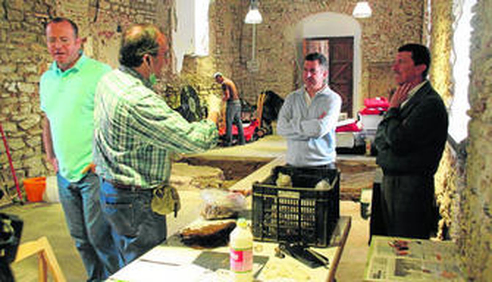 Palomo Laburu, junto al arqueólogo municipal, explica su trabajo al alcalde, Miguel Manella, y al concejal Jesús Mota.