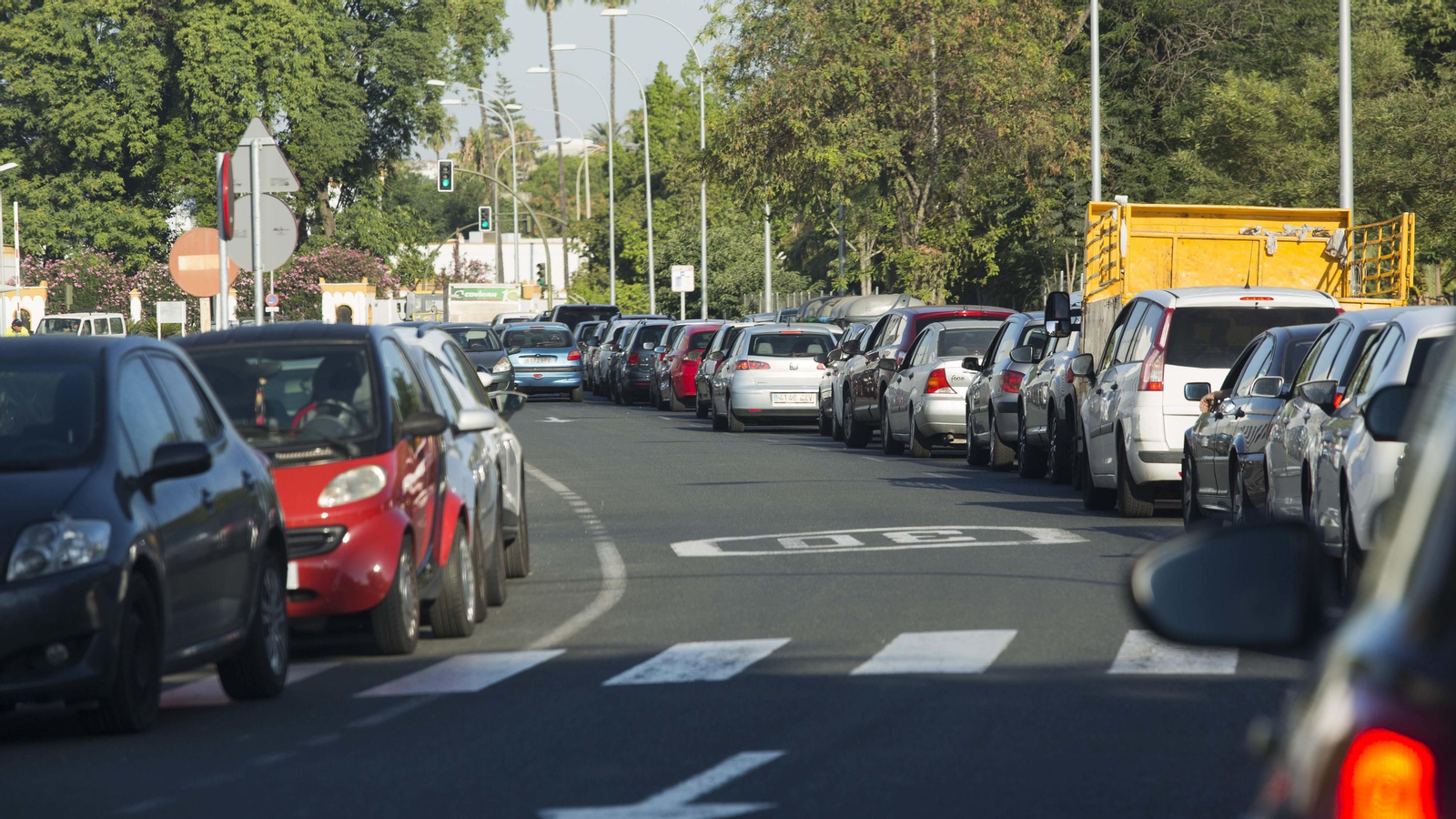 Atascos en Sevilla por el corte del Puente de las Delicias