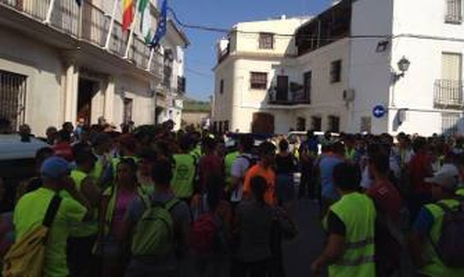 Un grupo de voluntarios dispuesto a buscar al joven. / MG