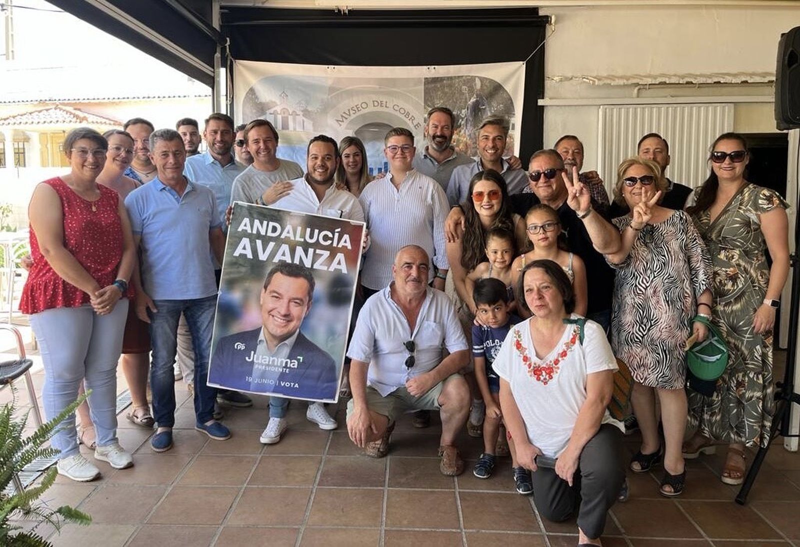 Dirigentes con simpatizantes del PP en la jornada de convivencia.