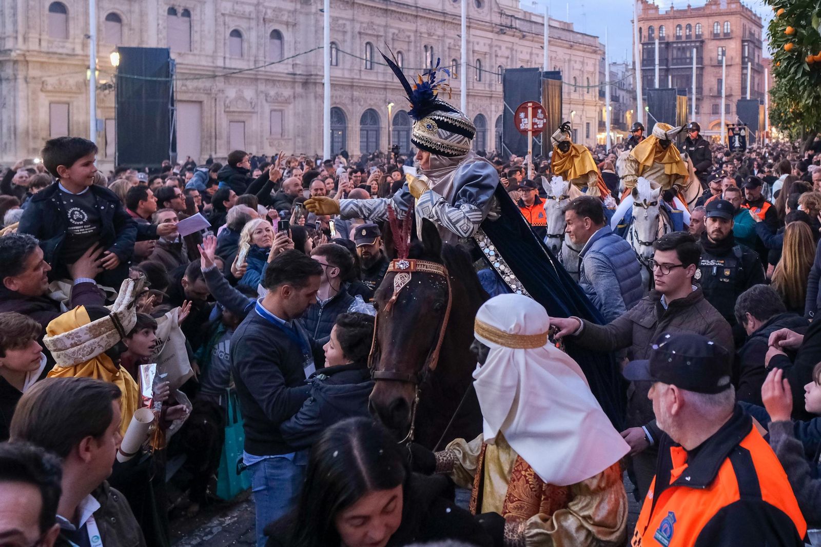 Fotos del Heraldo de los Reyes Magos en la recogida de llaves de la ciudad