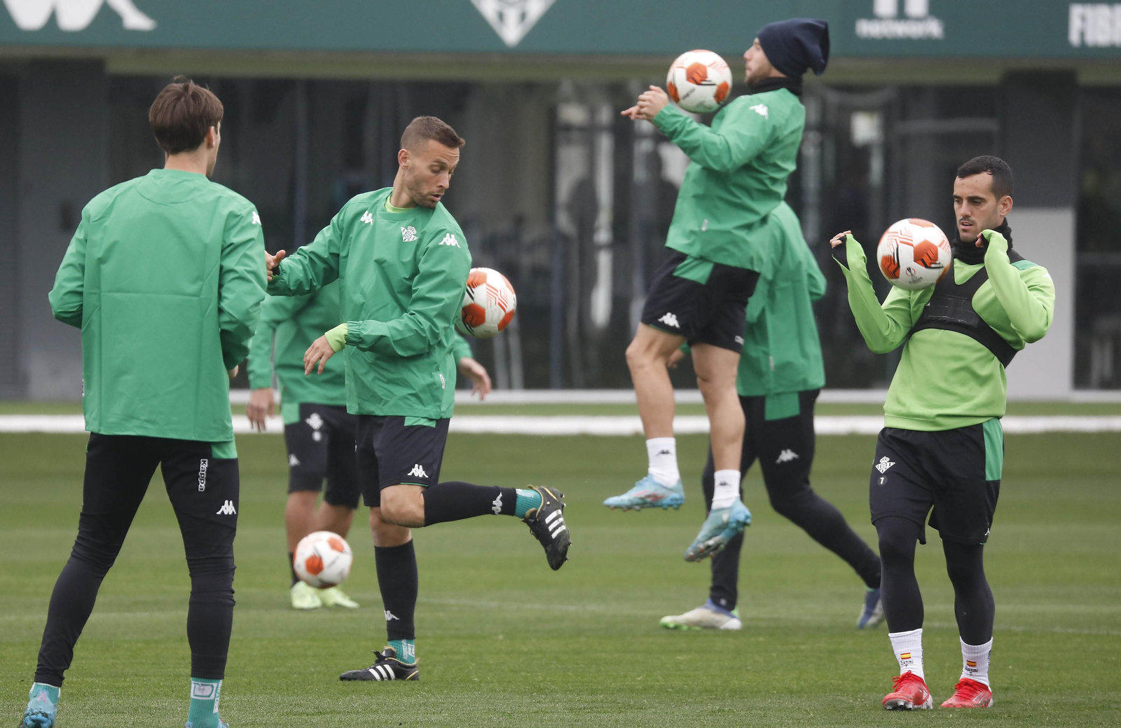 Canales golpea de espuela el balón, rodeado de compañeros.