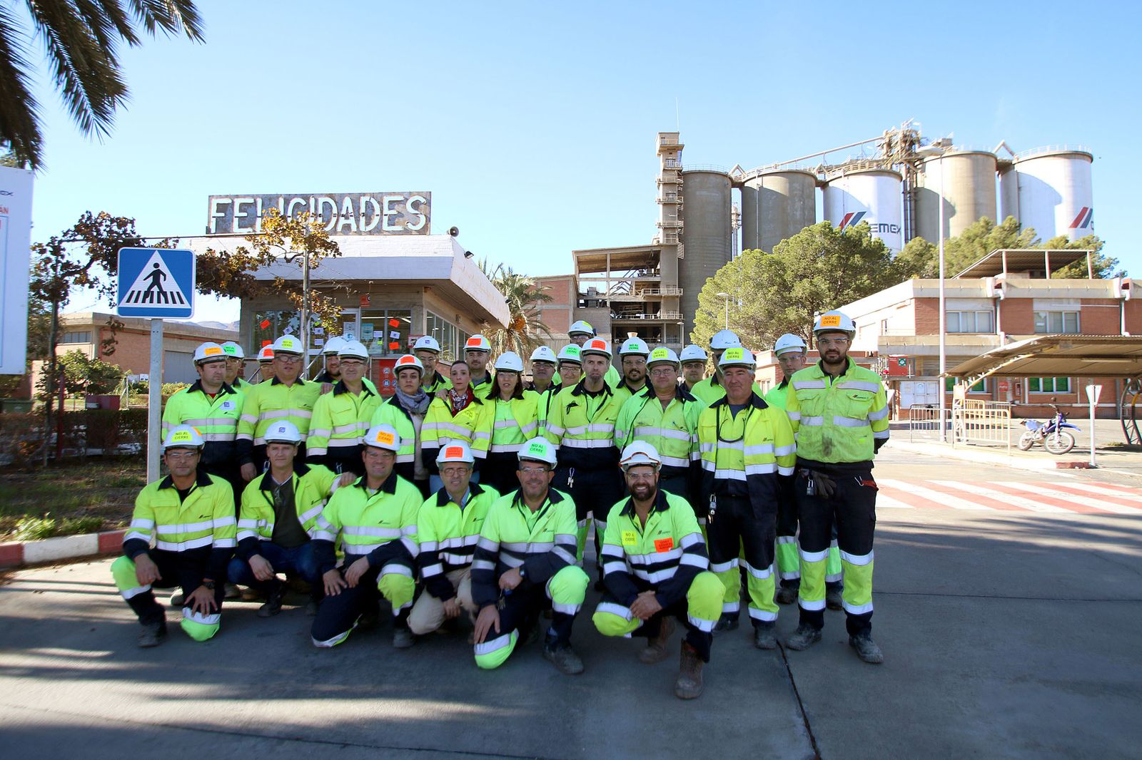 Algunos de los trabajadores de Cemex, a los que ha afectado el ERE.