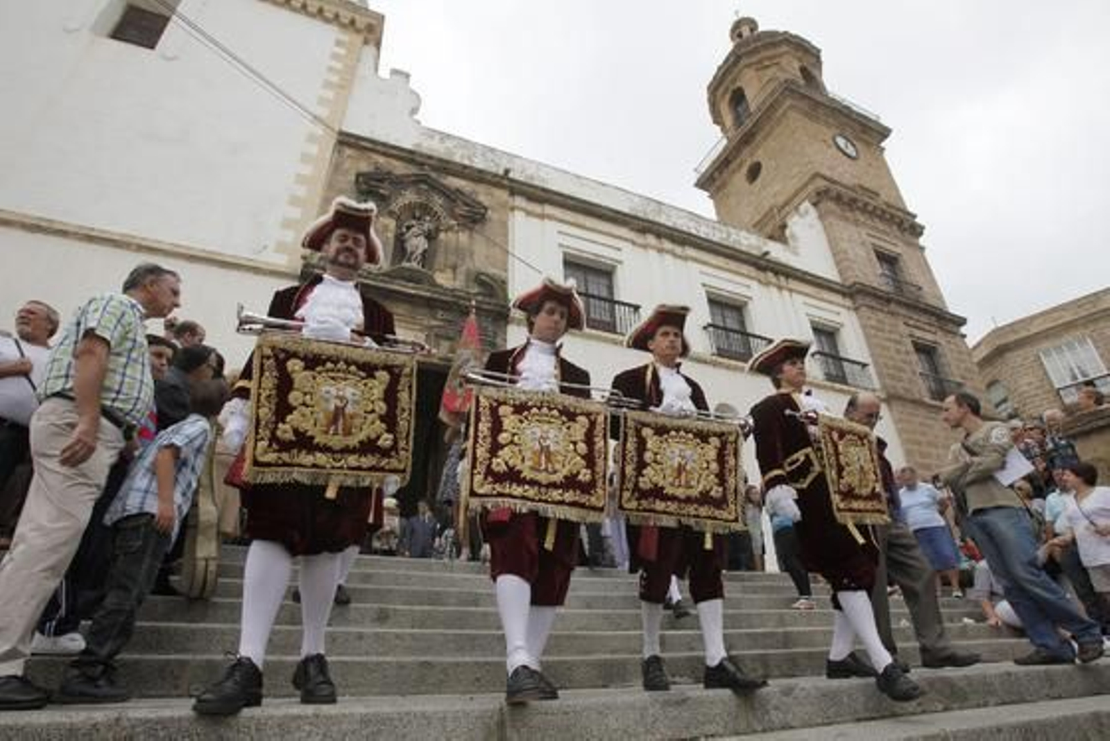 La iglesia de Santo Domingo acoge la tradicional ofrenda floral a la Virgen del Rosario con motivo del Día de la Patrona de Cádiz. 

Foto: Jesus Marin