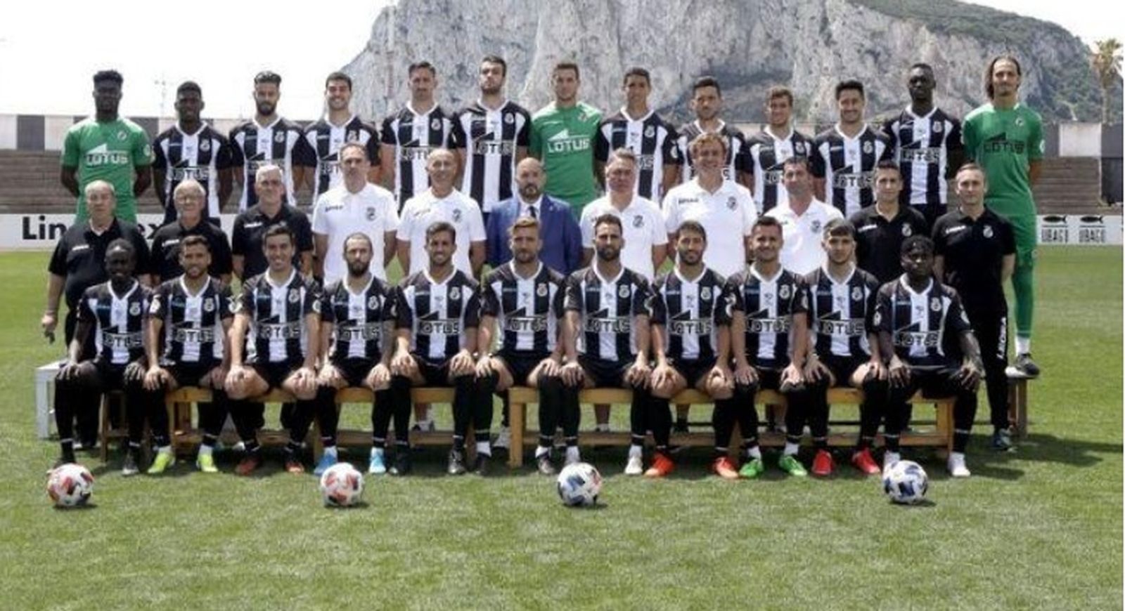 Foto oficial de la Balona 2020-21, la que logró el último ascenso de los albinegros, en aquel caso, a Primera RFEF