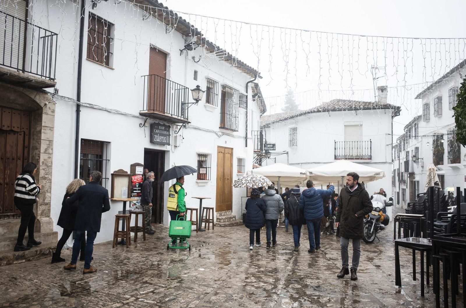 El centro de Grazalema con turistas, durante el Día de la Consititución. El centro de Grazalema con turistas, durante el Día de la Consititución.