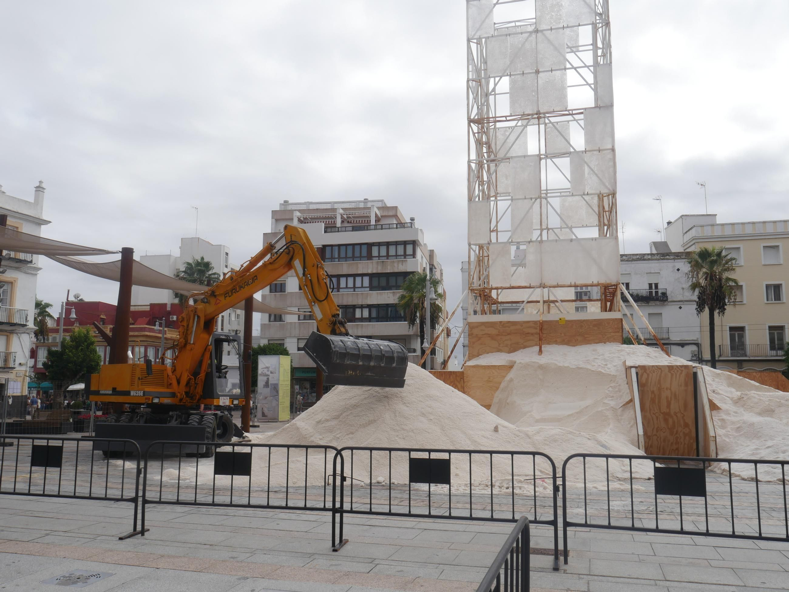 Una excavadora, retirando sal de la Plaza del Rey. Una excavadora, retirando sal de la Plaza del Rey.