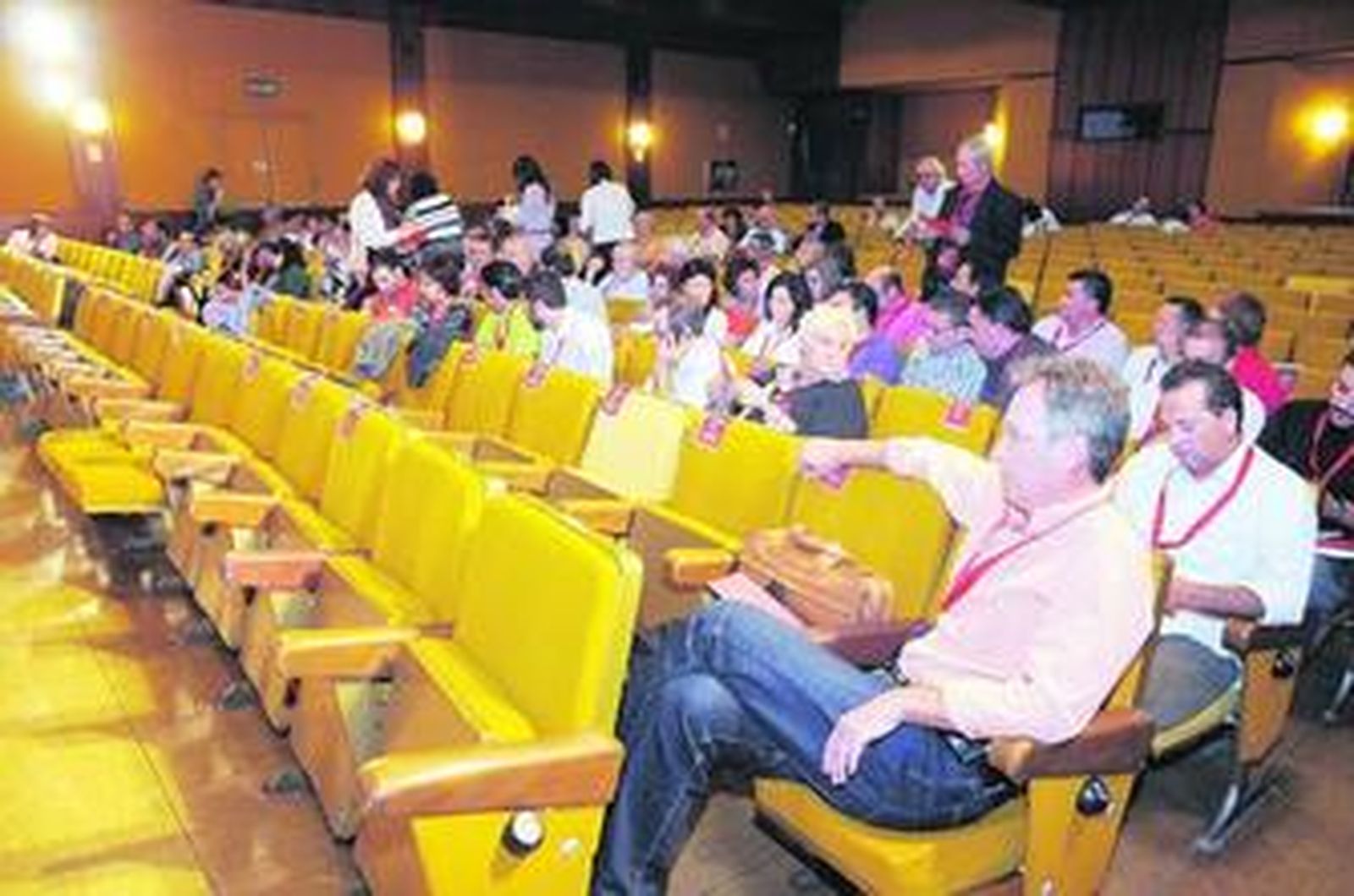 Algunos de los cien delegados de FES-UGT que han venido a Jerez ayer en el salón cultural de Cajasol.
