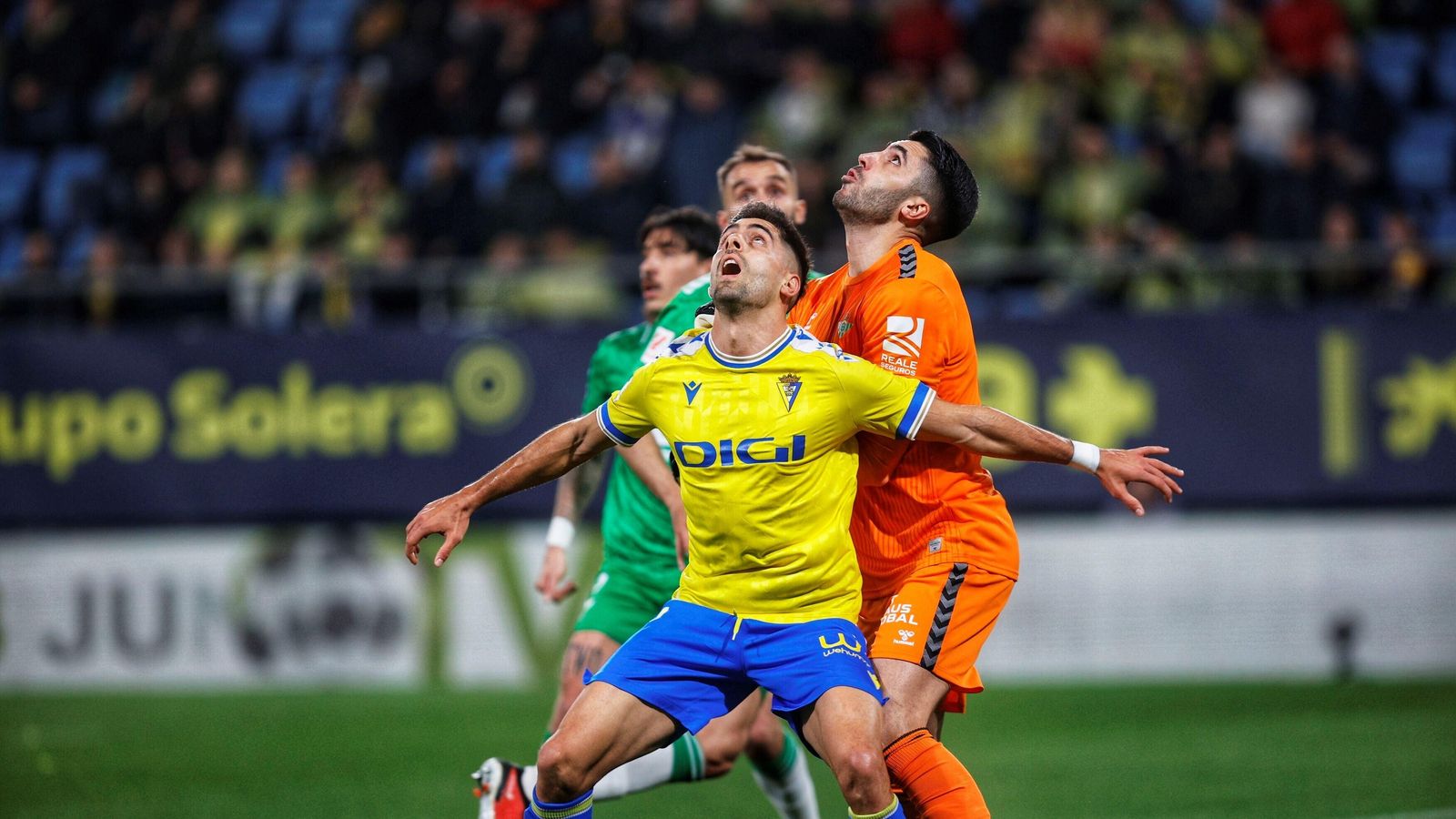 Rui Silva espera que el balón baje del cielo en pugna con Rubén Sobrino.