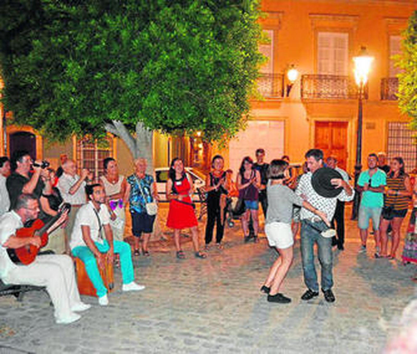 La noche finalizó con algunos participantes animándose a bailar.