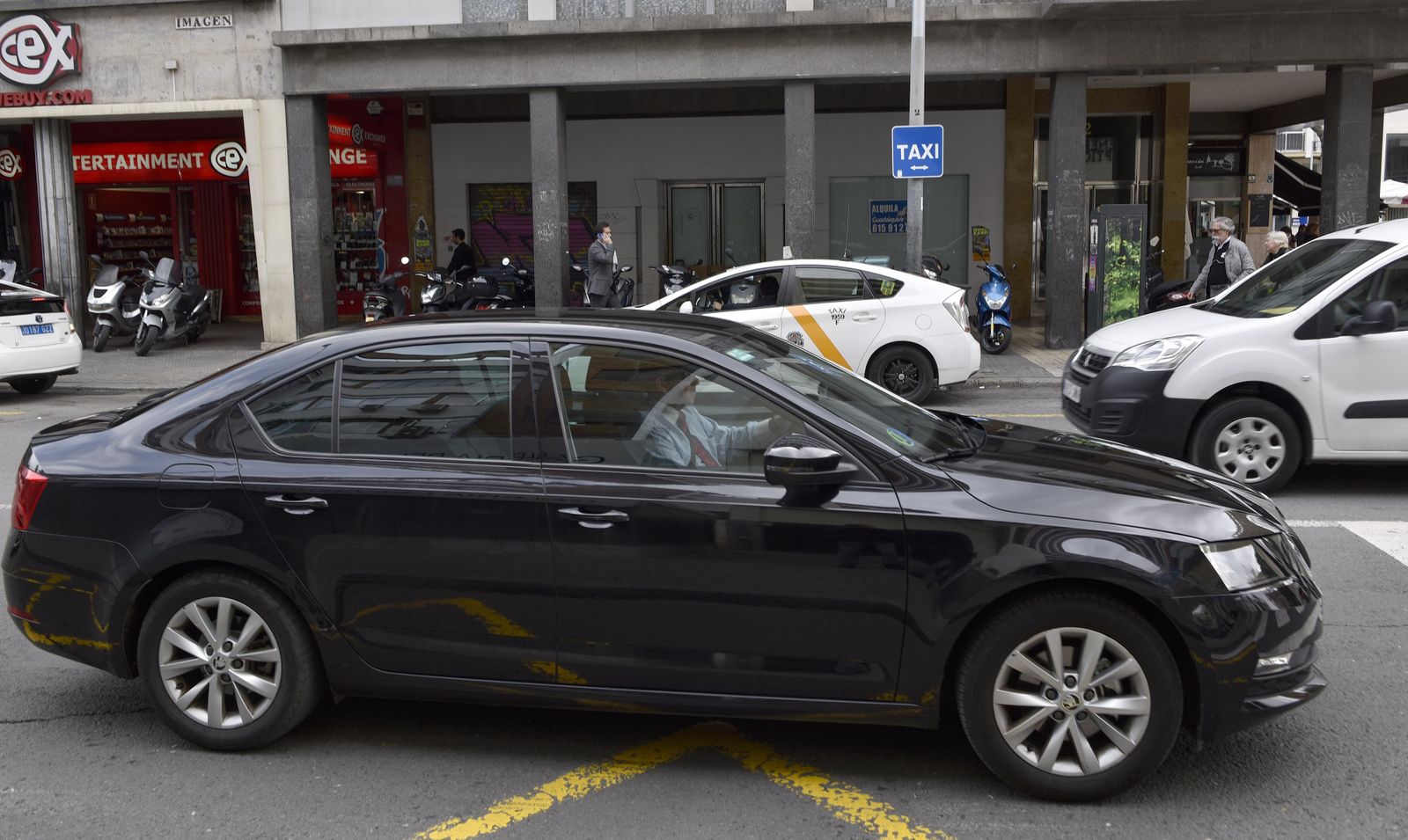 Un VTC y un taxi se cruzan en la calle Imagen.