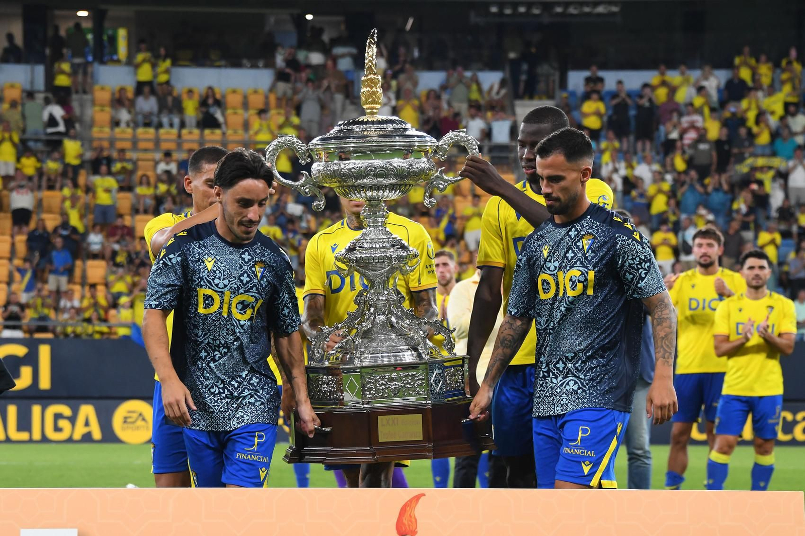 Los jugadores del Cádiz trasladan la copa de campeón.