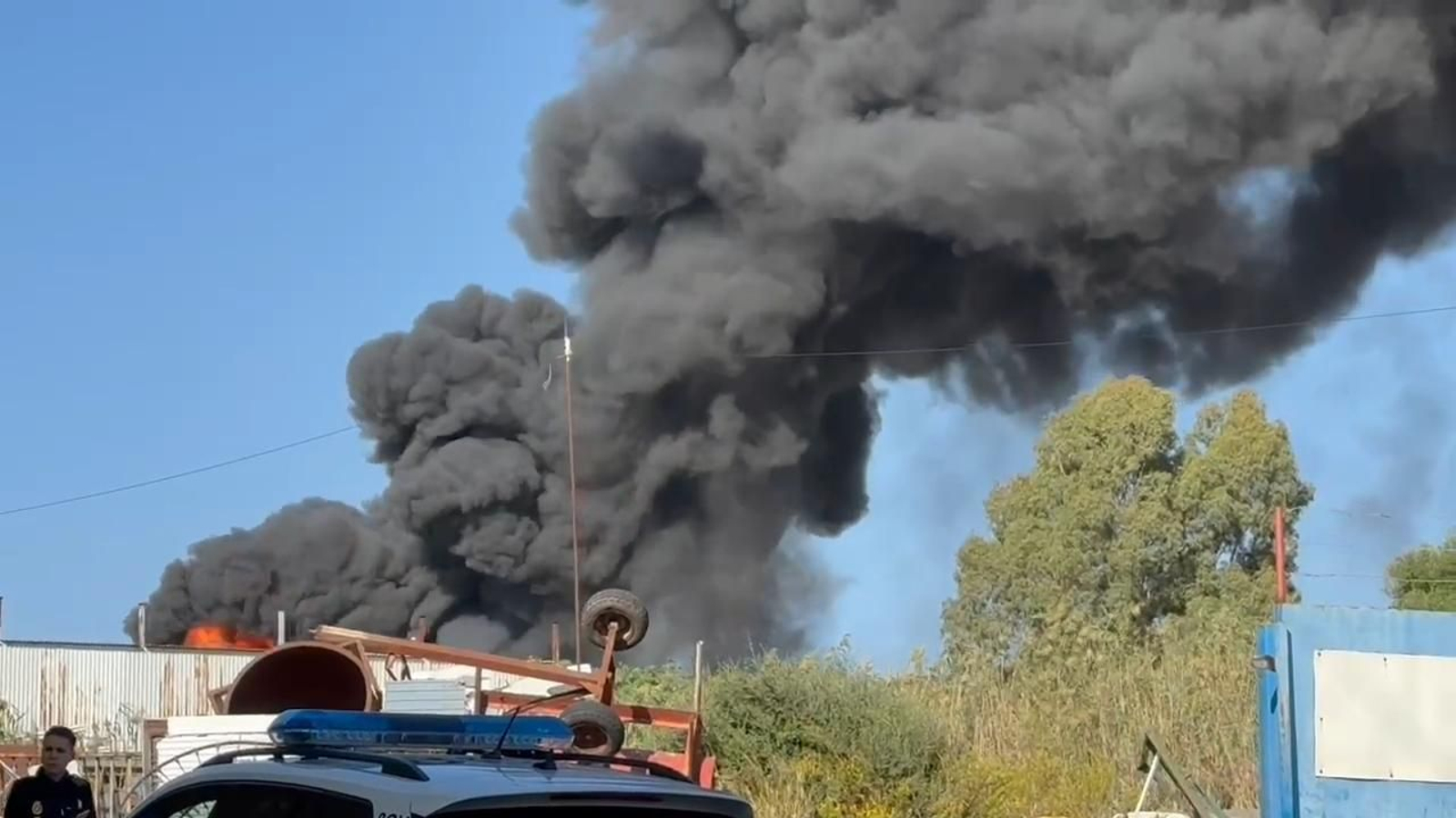 Incendio en la chatarrería del Puente del Duque en Jerez