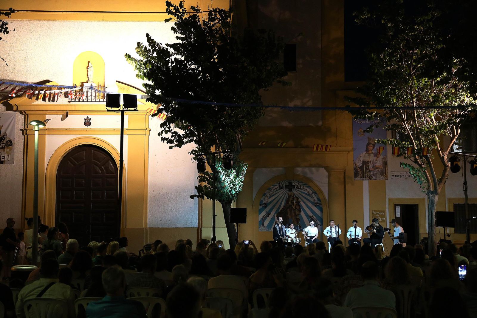 Aspecto que presentaba la Plaza de San Roque de Almería con la última actuación del ciclo ‘Plazeando’.