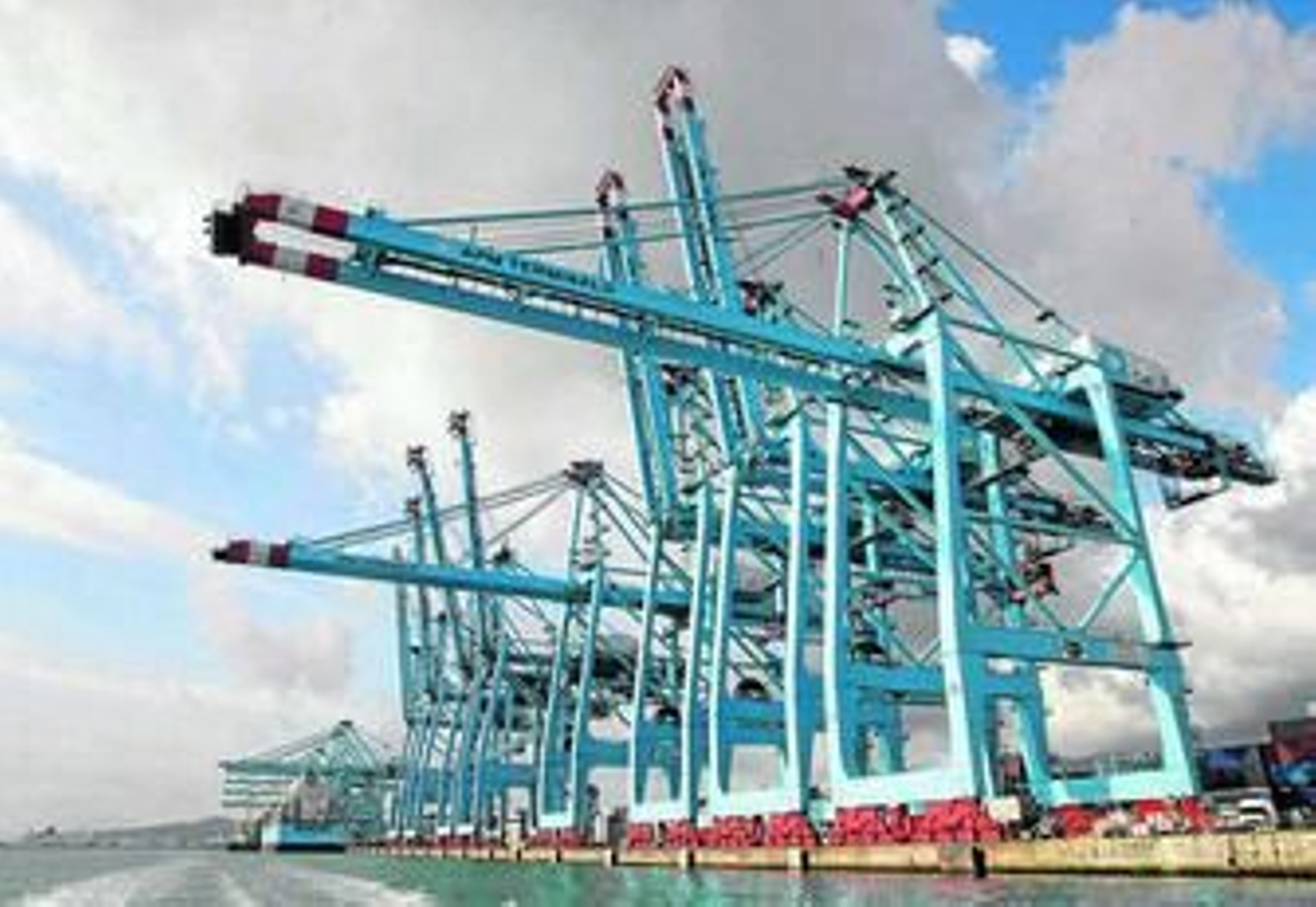 Imagen de las grúas de la terminal de Maersk en Algeciras.
