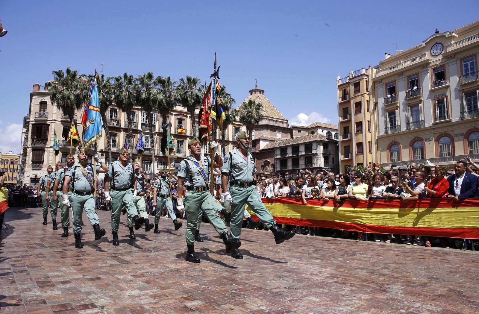 La Escuadra de Gastadores, Guiones y Banderines desfila en la plaza de la Constitución.