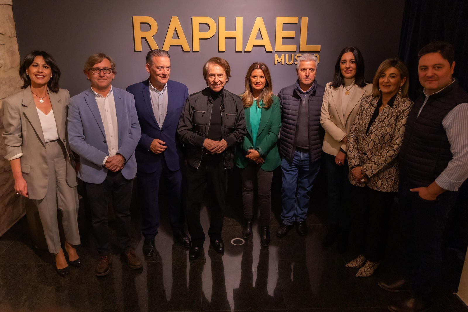 Raphael visita el museo en su honor de Linares tras la cesión trajes y su espectacular coche Lincoln