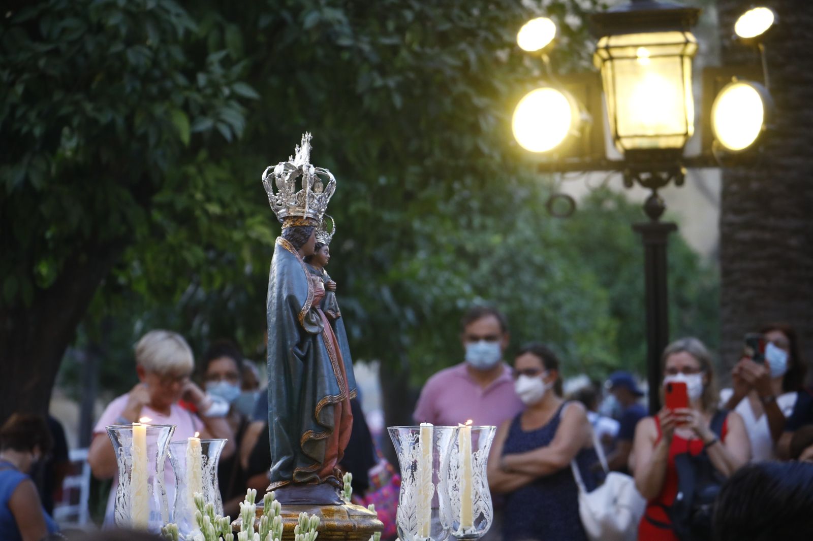 El vía lucis con la Virgen de la Fuensanta en el Patio de los Naranjos, en imágenes