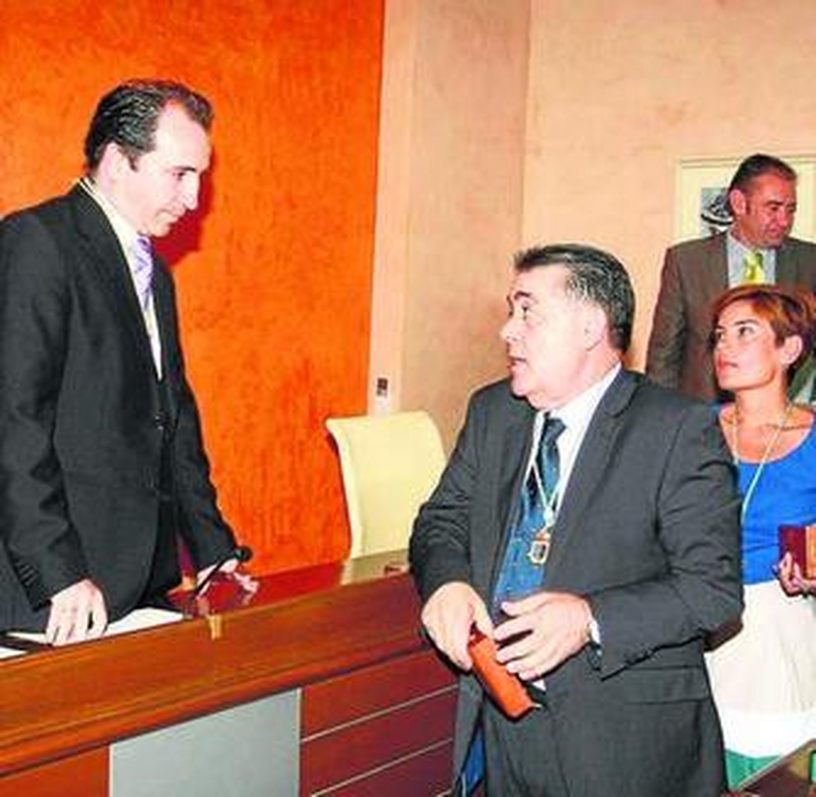 Bella - a la derecha- habla con el alcalde, José Antonio Domínguez.