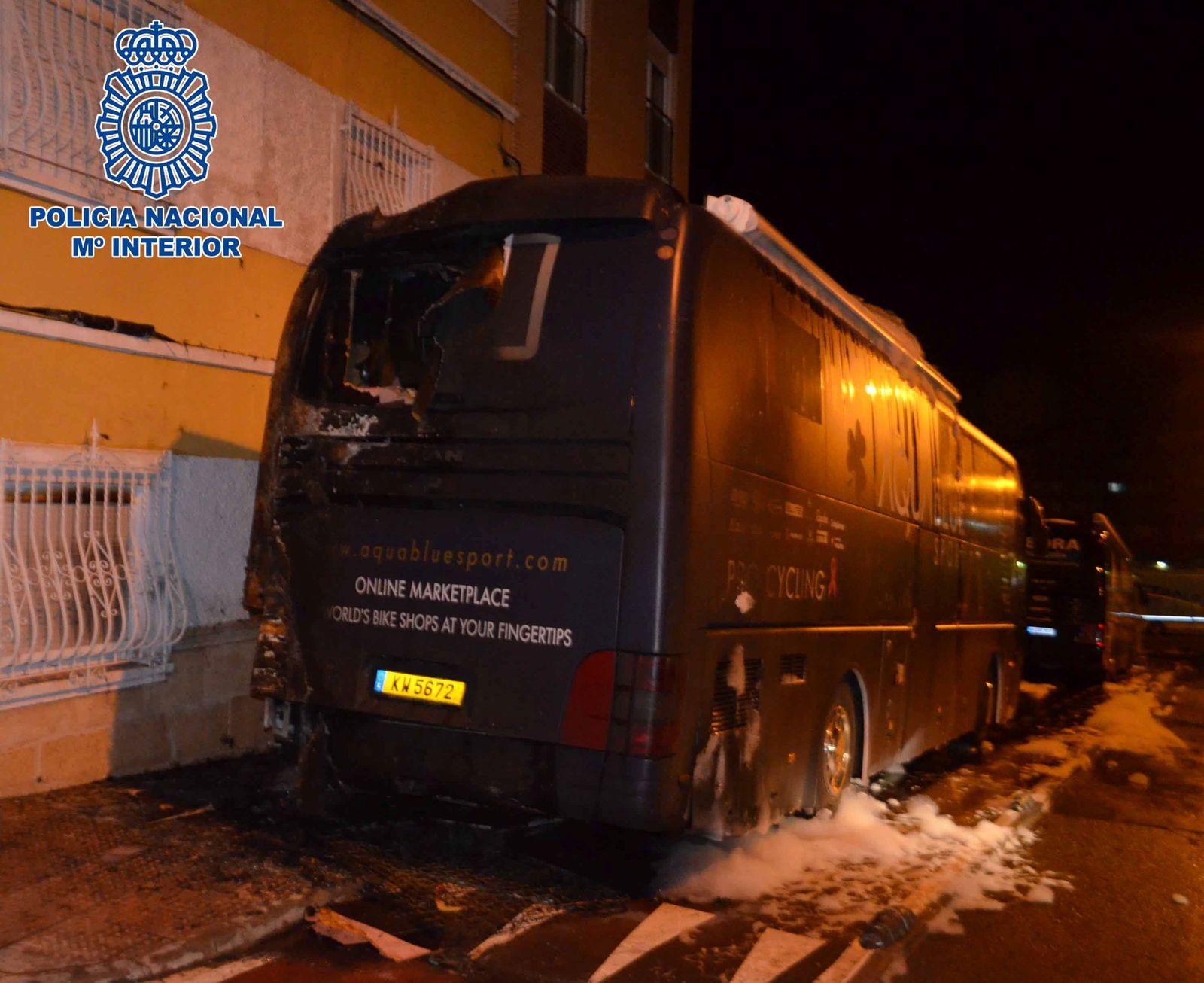 Así quedó el autobús del equipo ciclista una vez extinguido el fuego.