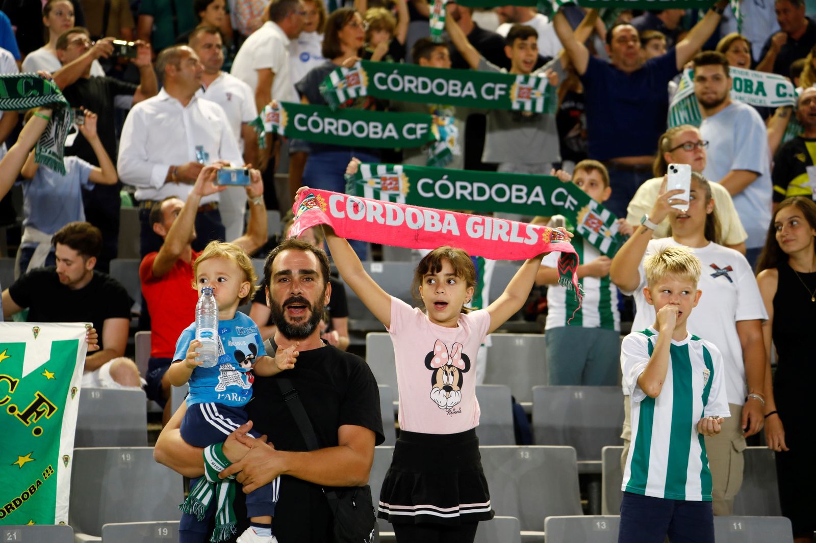 Las imágenes del ambiente en El Arcángel en el Córdoba CF - Linares