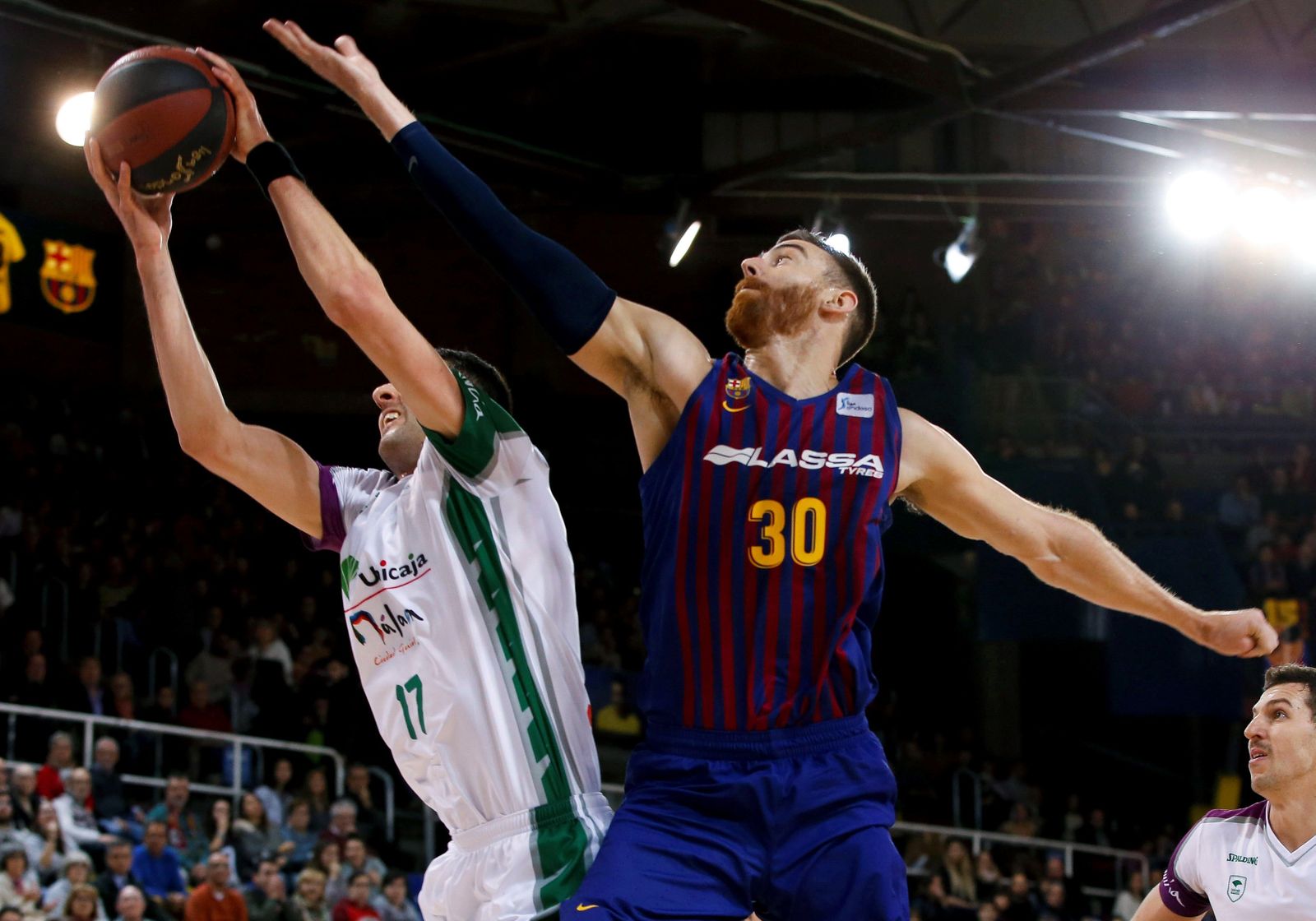 Shermadini, con muñequera negra, coge un rebote.