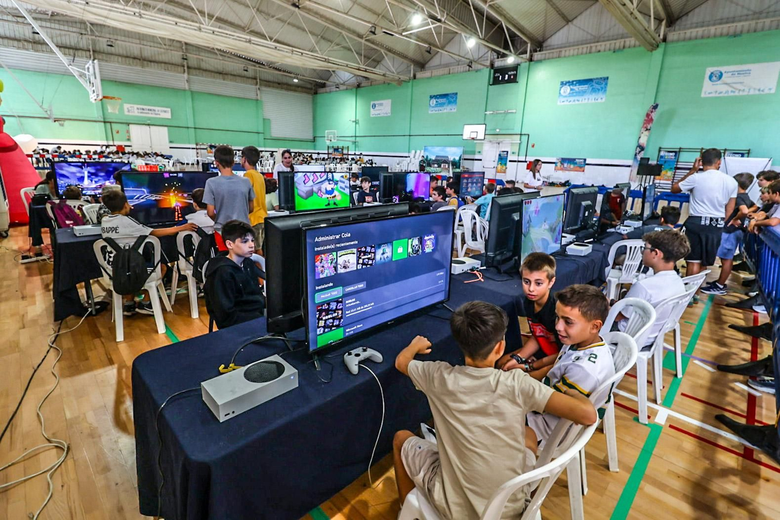 Imágenes del campamento Tecnotribu, en el Polideportivo Municipal Diego Lobato