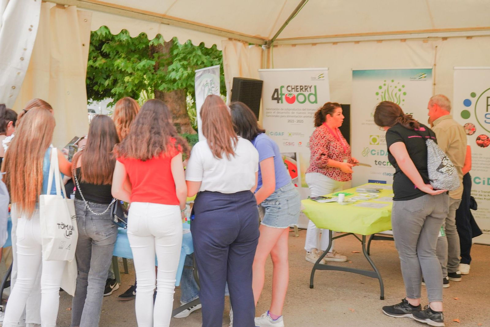 Las mejores imágenes de la Noche de los Investigadores en Granada