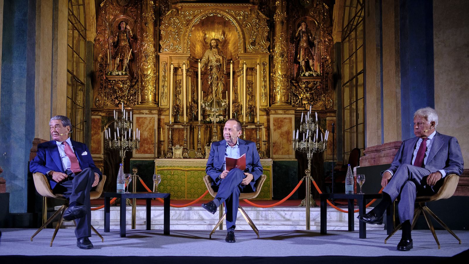 De izquierda a derecha, Augusto Delkáder, José Antonio Carrizosa (moderador) y Felipe González, este viernes en el Oratorio de San Felipe Neri de Cádiz.