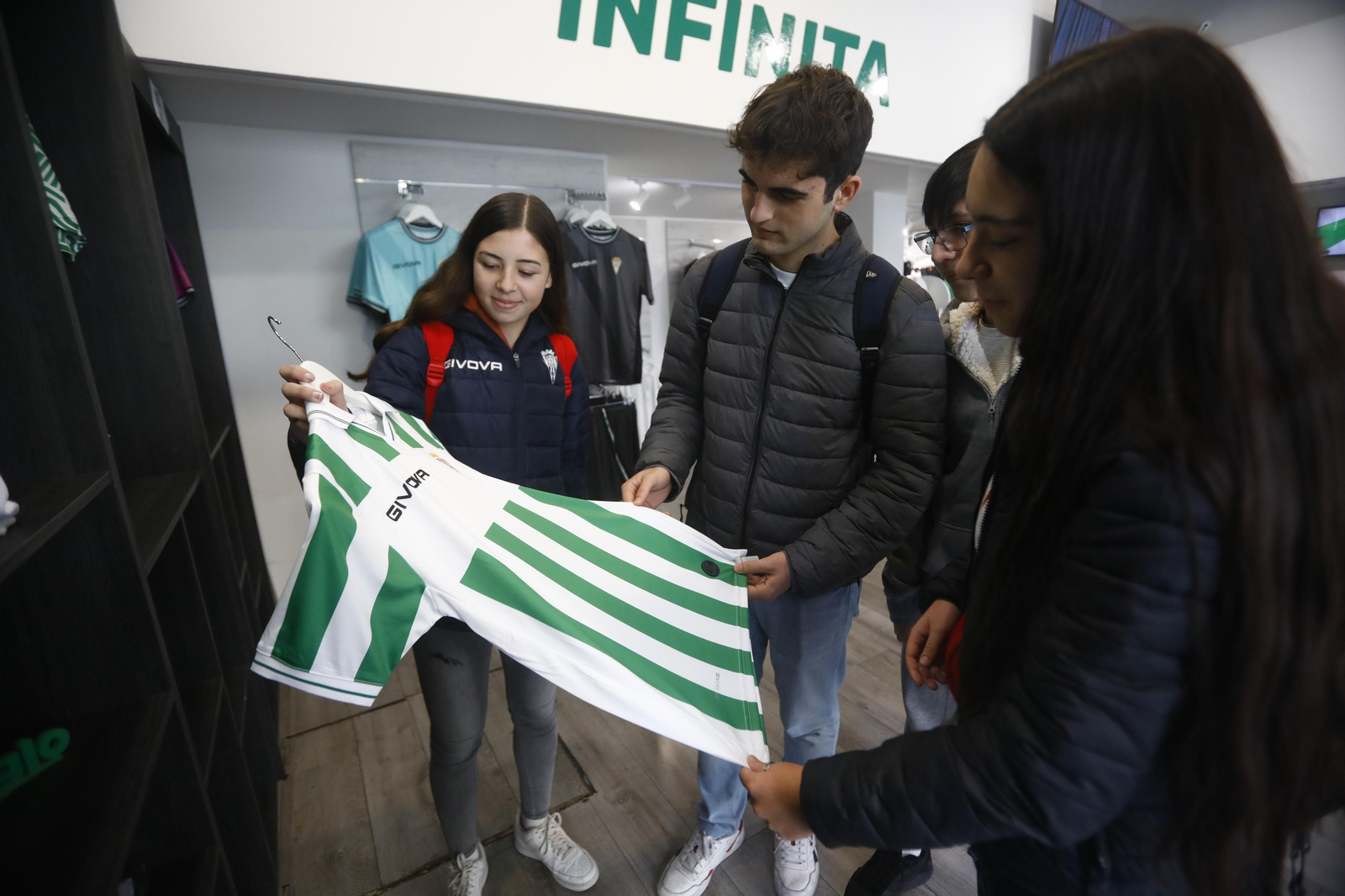 La venta de las equipaciones del Córdoba CF de esta temporada, en imágenes