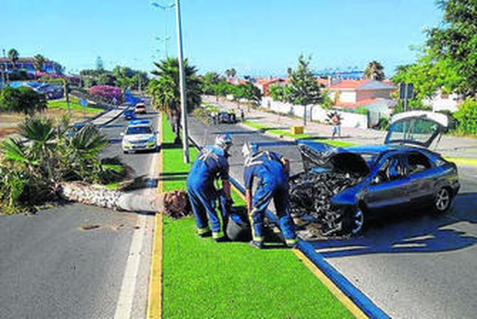 Los bomberos actúan para contener líquidos en el lugar del accidente.