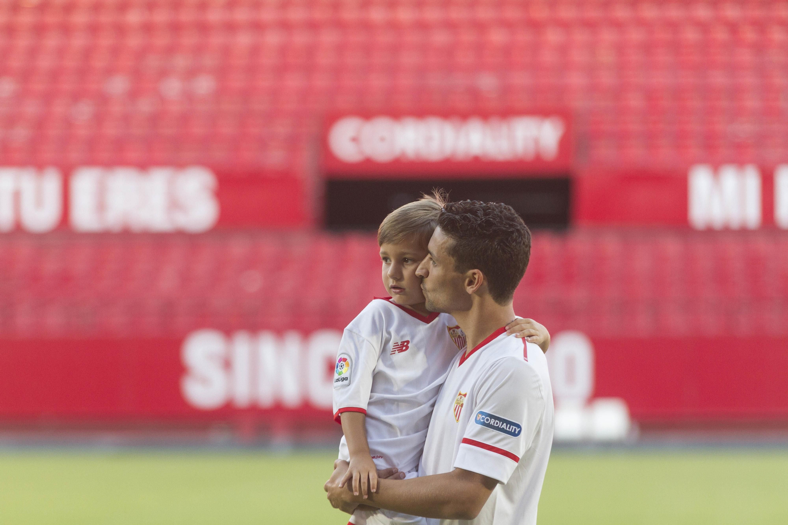 La presentación de Jesús Navas, en imágenes