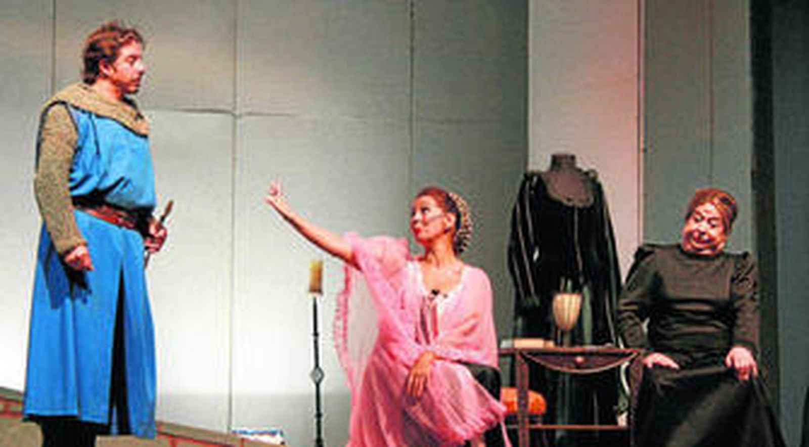 Representación en escena de los personajes Minaya, Doña Jimena y Constanza.