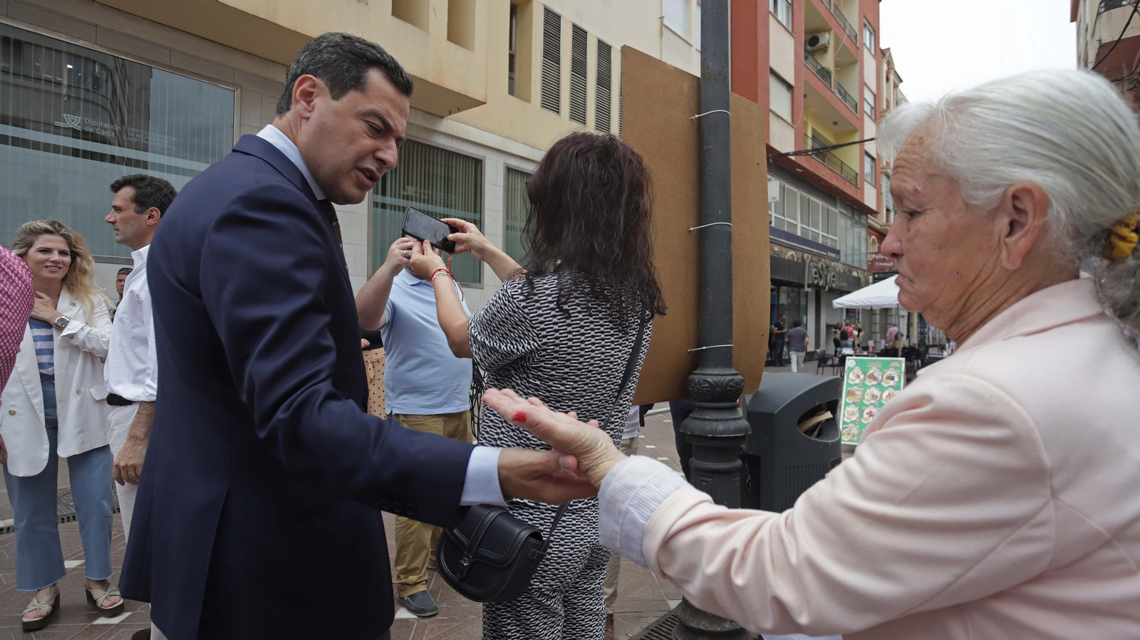 Fotos de la visita de Juanma Moreno a La Línea