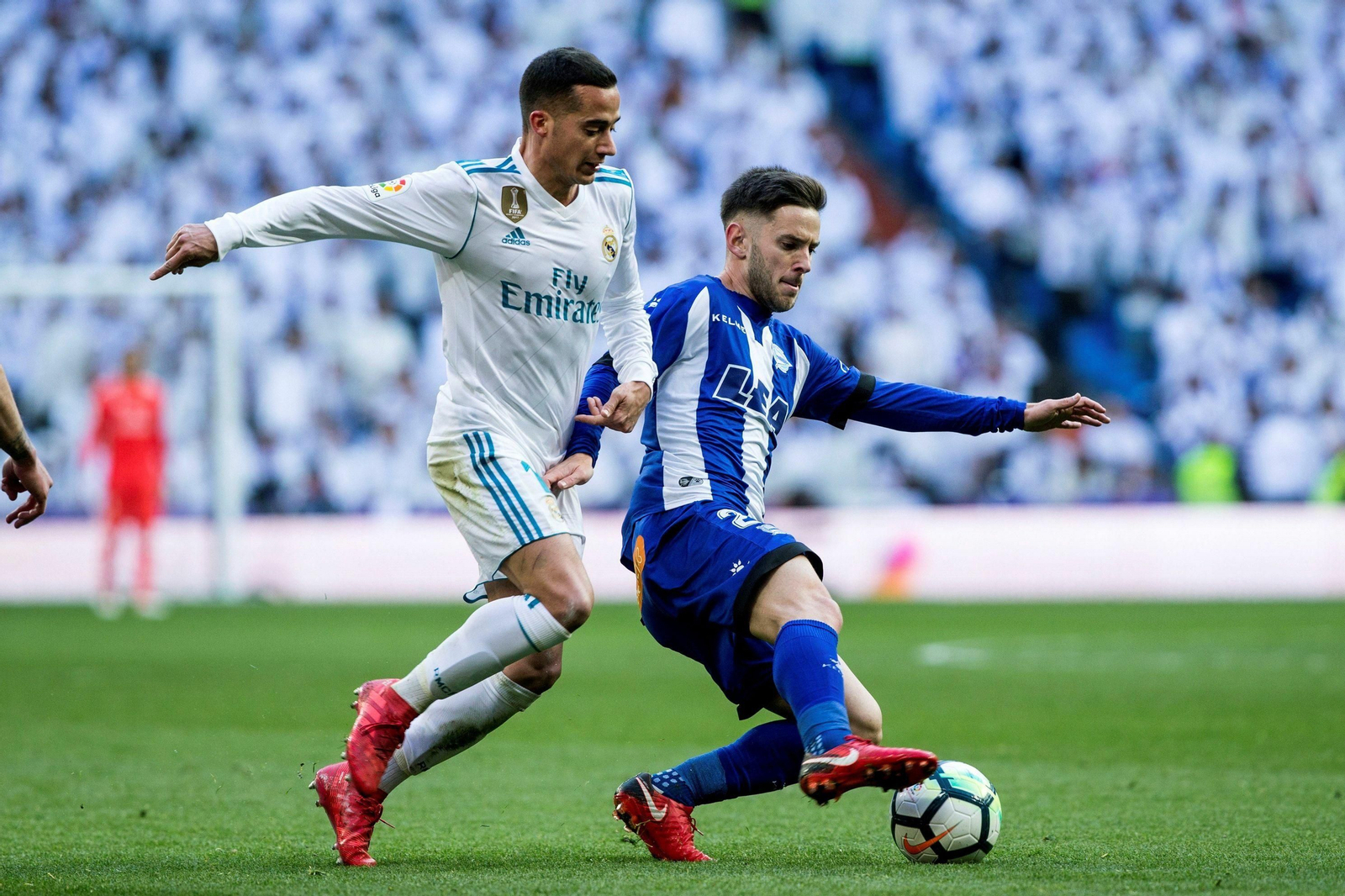 Álvaro Medrán pugna con Lucas Vázquez, en un partido entre el Real Madrid y el Alavés.