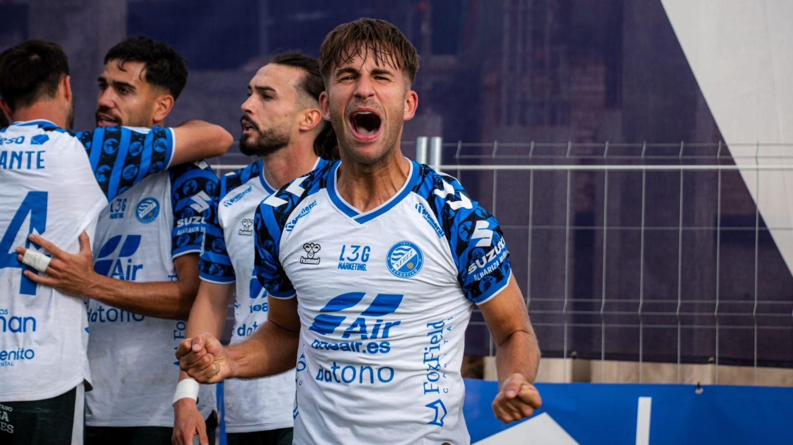Yago Gandoy celebra su gol al Linares en el minuto 88 que daba los tres puntos a su equipo.