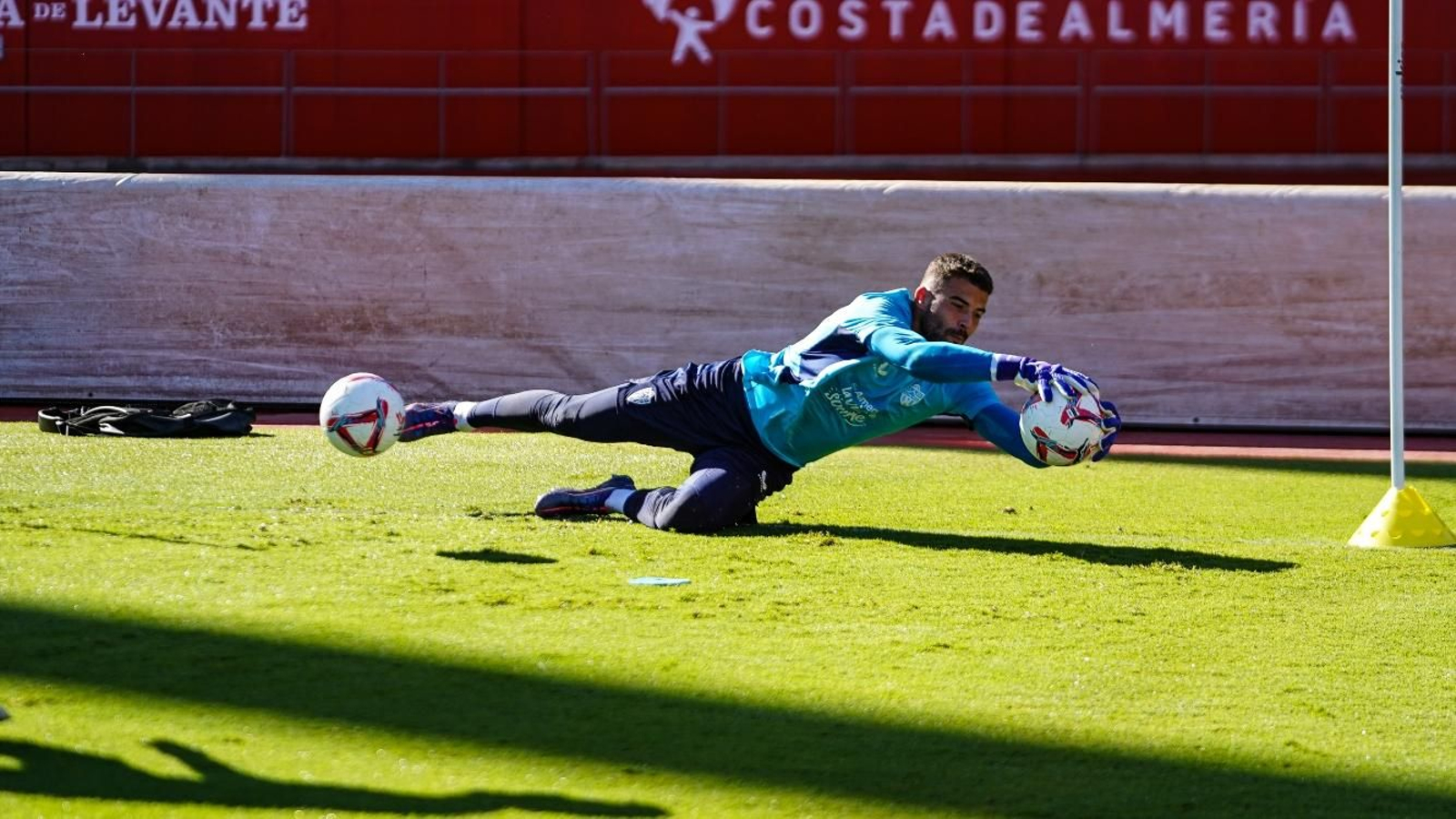 El guardameta portugués se ejercita en uno de los entrenamientos del equipo.