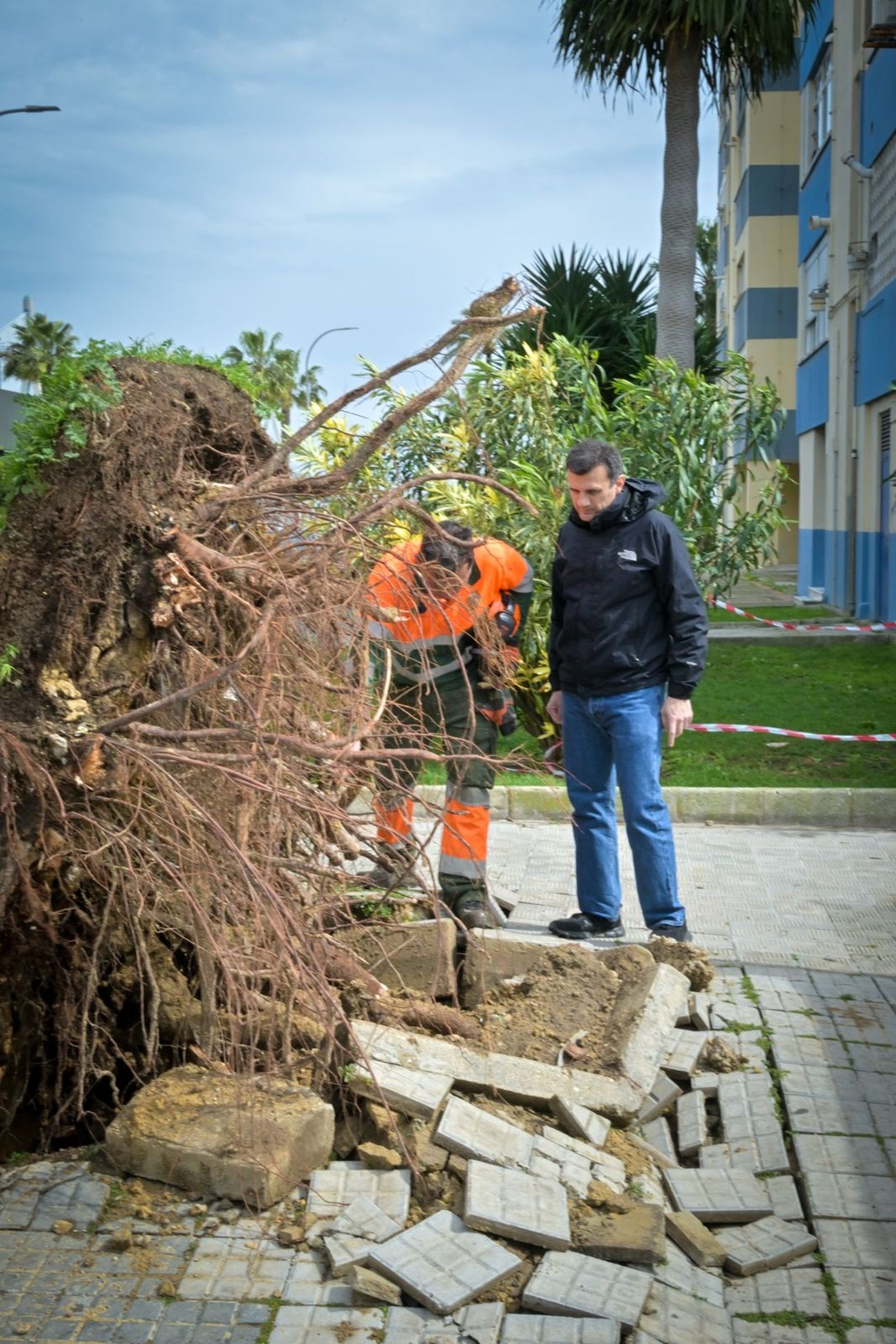 El alcalde, con un operario de Parques y Jardines en una foto de archivo.